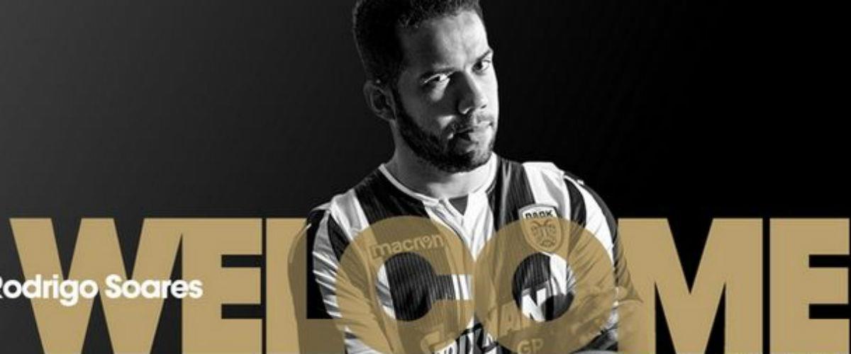 Παίκτης του ΠΑΟΚ είναι με κάθε επισημότητα ο Ροντρίγκο Σοάρες, με τον "Δικέφαλο" να κάνει γνωστο πως ο Βραζιλιάνος ακραίος αμυντικός υπέγραψε τριετές συμβόλαιο συνεργασίας