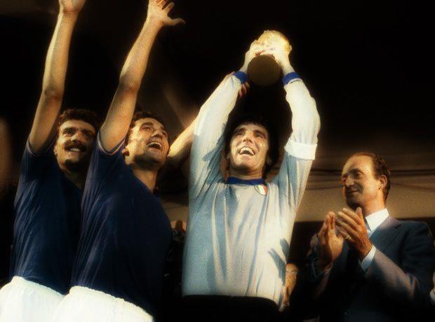 Ο θρυλικός Ντίνο Τζοφ γιορτάζει σήμερα (28/2) 74 χρόνια ζωής και σας παρουσιάζουμε όλους τους μεγάλους πορτιέρι που διαφήμισαν το ιταλικό ποδόσφαιρο στο πέρασμα των χρόνων.