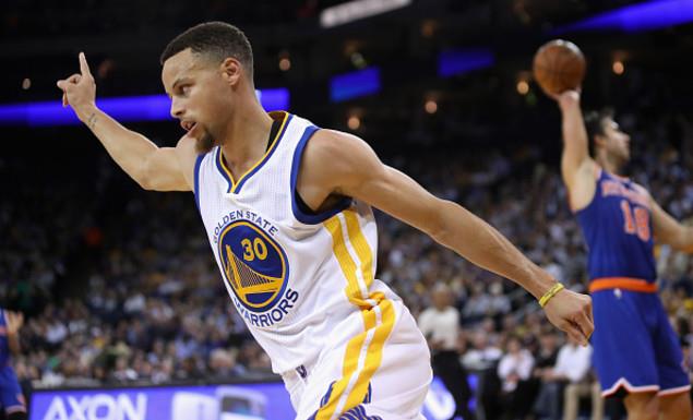 Στους 34 πόντους με 8/13 τρίποντα σταμάτησε ο Κάρι στην ευρεία νίκη των Ουόριορς επί των Νικς (121-85). Ο Στεφ έφτασε τα 326 τρίποντα στη φετινή σεζόν, ξεπερνώντας τον αριθμό τριπόντων που έβαλε ο Μάτζικ Τζόνσον σε όλη του την καριέρα!