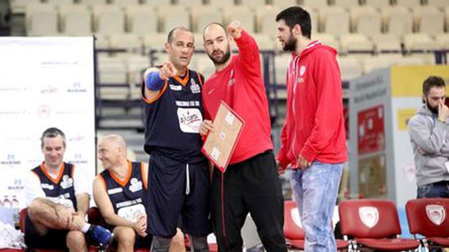 Παναγιώτης και Γιώργος Αγγελόπουλος έβγαλαν τα κοστούμια, φόρεσαν τα αθλητικά τους και έπαιξαν μπάσκετ με... προπονητή τον Βασίλη Σπανούλη!