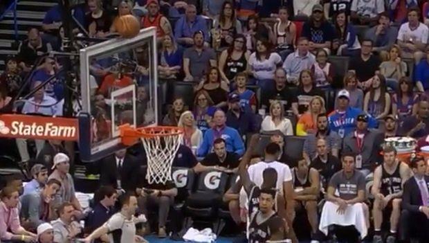 Ο Russell Westbrook οδήγησε τους Thunder σε νίκη επί των Spurs πετυχαίνοντας ένα απίστευτο καλάθι στο ματς που δεν μέτρησε όμως ποτέ