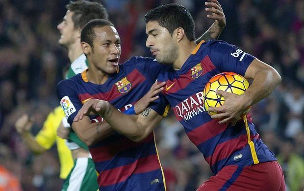 Προηγήθηκε στο "Καμπ Νόου" η Έιμπαρ, αλλά η Μπαρτσελόνα νίκησε 3-1 με χατ-τρικ του Λουίς Σουάρες και έμεινε πρώτη μαζί με την Ρεάλ. Μήνυμα στήριξης για τον Γιόχαν Κρόιφ