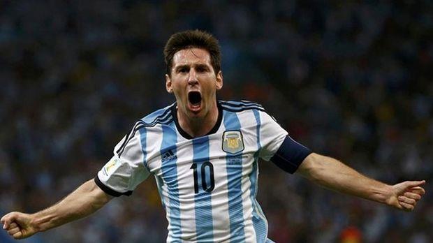 Ο Λιονέλ Μέσι δεν κατάφερε να συναντηθεί με τον Μπαράκ Ομπάμα, εντούτοις ικανοποίησε την επιθυμία των δυο κορών του, στέλνοντάς τους από μια υπογεγραμμένη φανέλα της εθνικής Αργεντινής με τα ονόματά τους στην πλάτη.
