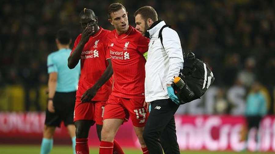 Ο 25χρονος Άγγλος μέσος της Λίβερπουλ, Τζόρνταν Χέντερσον, τραυματίστηκε στο ματς με την Ντόρτμουντ, με τους αρχικές εκτιμήσεις να κάνουν λόγο για ρήξη συνδέσμων.