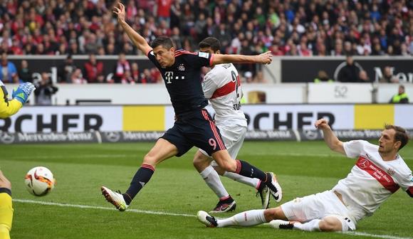 Η Μπάγερν νίκησε με 3-1 στην Στουτγκάρδη, ενώ ο Φινμπόγκασον ισοφάρισε την Βέρντερ και τελικά η Άουγκσμπουργκ πήρε το "διπλό" στην Βρέμη