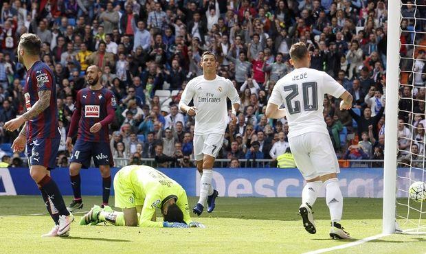 Με 8 αλλαγές στην 11άδα από το "σοκ" του Βόλφσμπουργκ, η Ρεάλ νίκησε με 4-0 την Έιμπαρ στη Μαδρίτη και περιμένει γκέλες των Ατλέτικο και Μπαρτσελόνα