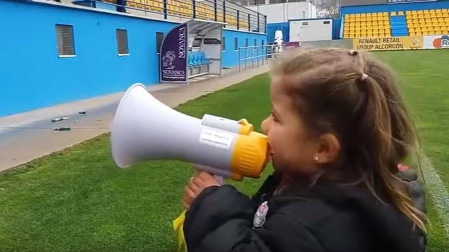 Ποιός είπε ότι "καλή εξέδρα" κάνουν μόνο οι σκληροπυρηνικοί οπαδοί; Η Αλκορκόν ανέθεσε αυτό το ρόλο στην 4χρονη Πάουλα ενόψει του ντέρμπι με την Λεγκανές και εκείνη έδωσε μία μοναδική "παράσταση".