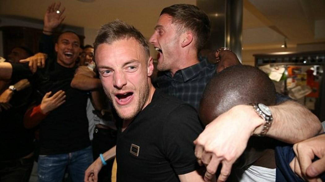 Oι παίκτες της Λέστερ συγκεντρώθηκαν στο σπίτι του Βάρντι για να παρακολουθήσουν το ματς της Τσέλσι με την Τότεναμ και μετά το φινάλε και την στέψη το... ΓΚΡΕΜΙΣΑΝ!
