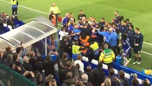Μετά το σφύριγμα της λήξης του αγώνα Τσέλσι - Τότεναμ 2-2 οι παίκτες των δυο ομάδων πιάστηκαν στα χέρια και μάλιστα κάποιος πέταξε κάτω τον Γκους Χίντινκ (VIDEO).