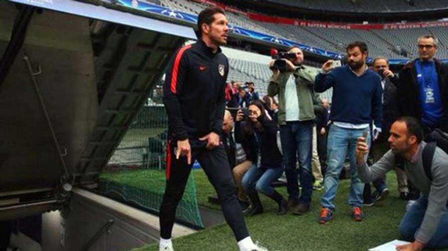 Ο Ντιέγκο Σιμεόνε μπήκε στην «Allianz Arena» για την τελευταία προπόνηση της Ατλέτικο Μαδρίτης εν όψει της αποψινής ρεβάνς με τη Μπάγερν πιάνοντας τα γεννητικά του όργανα!