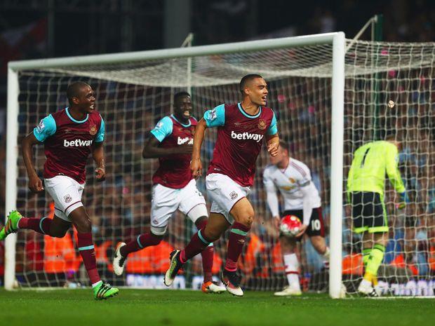 Η Γουέστ Χαμ νίκησε με 3-2 τη Μάντσεστερ Γιουνάιτεντ στο τελευταίο της ματς στο Upton Park και ανέβηκε στην 6η θέση. Η ομάδα του Φαν Χάαλ απέτυχε να περάσει τη Σίτι, έτσι οι "πολίτες" είναι φαβορί για την 4η θέση