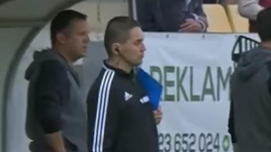 Ήταν τόσο μεθυσμένος, που ένας από τους άνδρες ασφαλείας του γηπέδου αναγκάστηκε να τον πάρει... αγκαλιά και να τον καθίσει σε έναν πάγκο για να συνέλθει.
