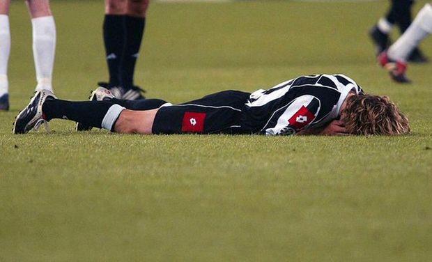 Ήταν 14/5/2003, όταν ο Πάβελ Νέντβεντ δεχόταν την κίτρινη κάρτα που του στέρησε τη συμμετοχή στον τελικό του Champions League με τη Μίλαν και ξέσπασε σε κλάματα.