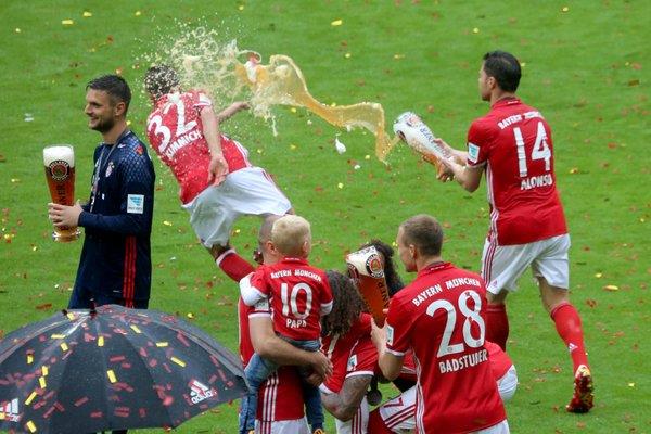 Έβρεχε...μπύρα στο Μόναχο. Το τέλος του αγώνα με το Ανόβερο σήμανε την έναρξη της φιέστας της Μπάγερν Μονάχου, η οποία κατέκτησε το τέταρτο διαδοχικό και συνολικά 26ο πρωτάθλημα της ιστορίας της!