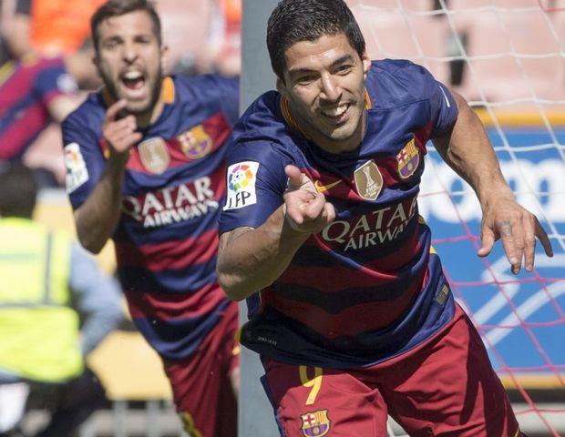 Με χατ-τρικ του Λουίς Σουάρες η Μπαρτσελόνα νίκησε στην Γρανάδα και αναδείχθηκε πρωταθλήτρια Ισπανίας για 24η φορά στην ιστορία της. Με ένα βαθμό λιγότερο τερμάτισε η Ρεάλ και με 4 γκολ λιγότερα ο Ρονάλντο