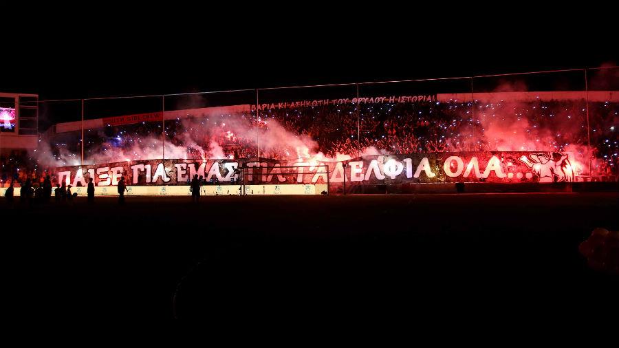 Η πιο συγκινησιακά φορτισμένη στιγμή της φιέστας του ΑΠΟΕΛ με τρία κοριτσάκια με βιολιά να αφιερώνουν μια μελωδία, που έχει γίνει σύνθημα από τους φίλους της ομάδας