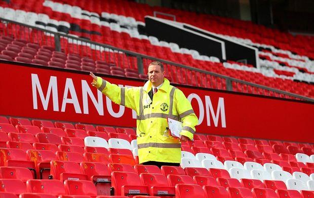 Η αναβολή του αγώνα της ManUtd με την Μπόρνμουθ αναβλήθηκε λόγω... ύποπτου πακέτου, το οποίο τελικά είχε ξεχάσει στις τουαλέτες του "Old Trafford" η ίδια η εταιρία ασφαλείας μετά από άσκηση!
