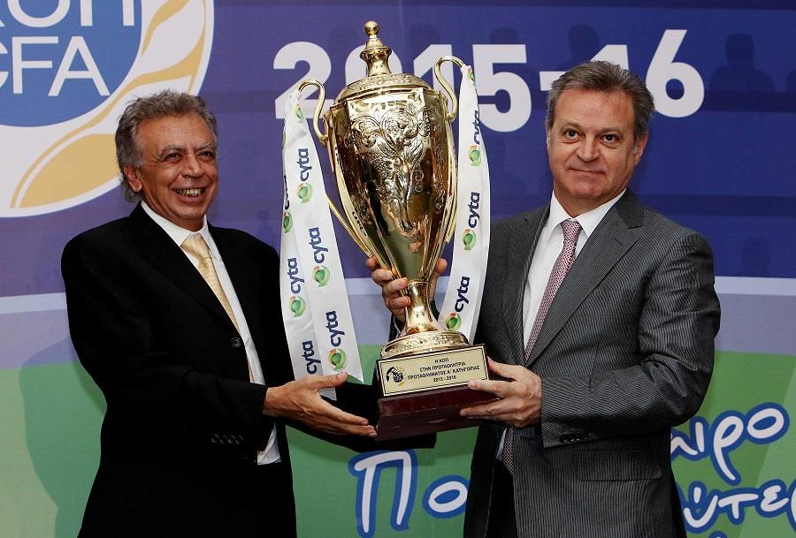 O πρόεδρος της ΚΟΠ, Κωστάκης Κουτσοκούμνης, παρέδωσε το τρόπαιο στον πρόεδρο του ΑΠΟΕΛ, Πρόδρομο Πετρίδη