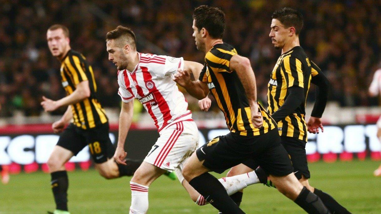 Ολυμπιακός και ΑΕΚ κοντράρονται απόψε (20:30) στο ΟΑΚΑ για το Κύπελλο Ελλάδας.