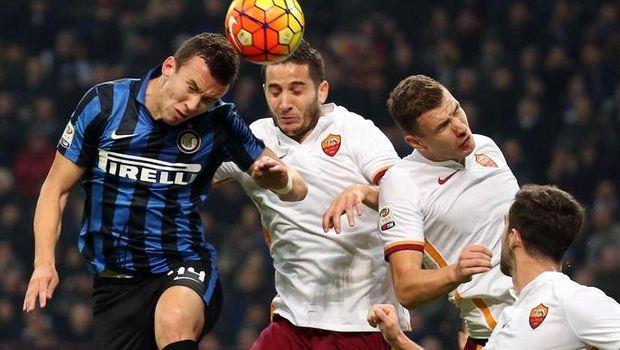 Η Ίντερ νίκησε 1-0 την Ρόμα στο "Τζουζέπε Μεάτσα" και την "γκρέμισε" από την κορυφή, στην οποία επέστρεψαν οι "νερατζούρι" με γκολ του Γκάρι Μεδέλ