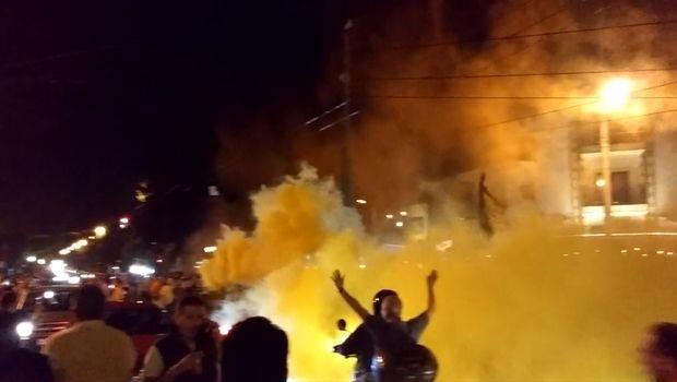 Τρέλα στους δρόμους της Νέας Φιλαδέλφειας μετά τη λήξη του τελικού ανάμεσα σε ΑΕΚ και Ολυμπιακό που βρήκε νικήρια την Ένωση. Δείτε φωτογραφίες και βίντεο.