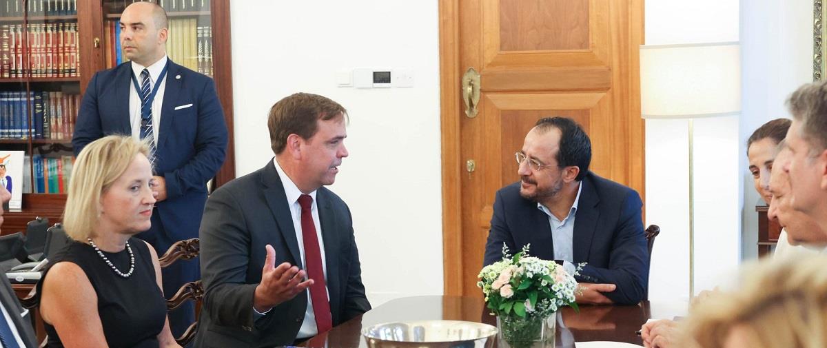 5259973373443427 φβι