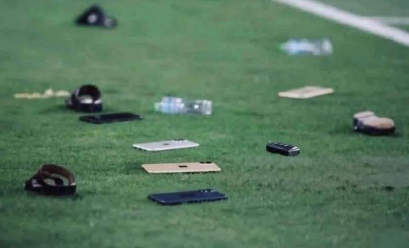 Χαμός στον αγώνα του Κατάρ με τα ΗΑΕ-Οπαδοί πέταξαν iPhone, κλειδιά και παντόφλες στον αγωνιστικό χώρο Χαμός στον αγώνα του Κατάρ με τα ΗΑΕ-Οπαδοί πέταξαν iPhone, κλειδιά και παντόφλες στον αγωνιστικό χώρο