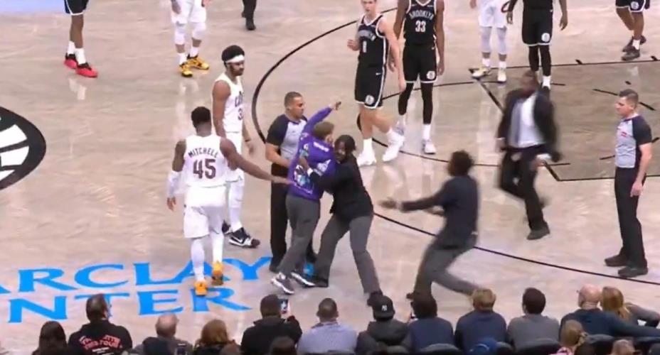 Φίλαθλος στο NBA εισέβαλε στο παρκέ την ώρα του ματς για να βγάλει selfie με αγαπημένο του παίκτη Φίλαθλος στο NBA εισέβαλε στο παρκέ την ώρα του ματς για να βγάλει selfie με αγαπημένο του παίκτη