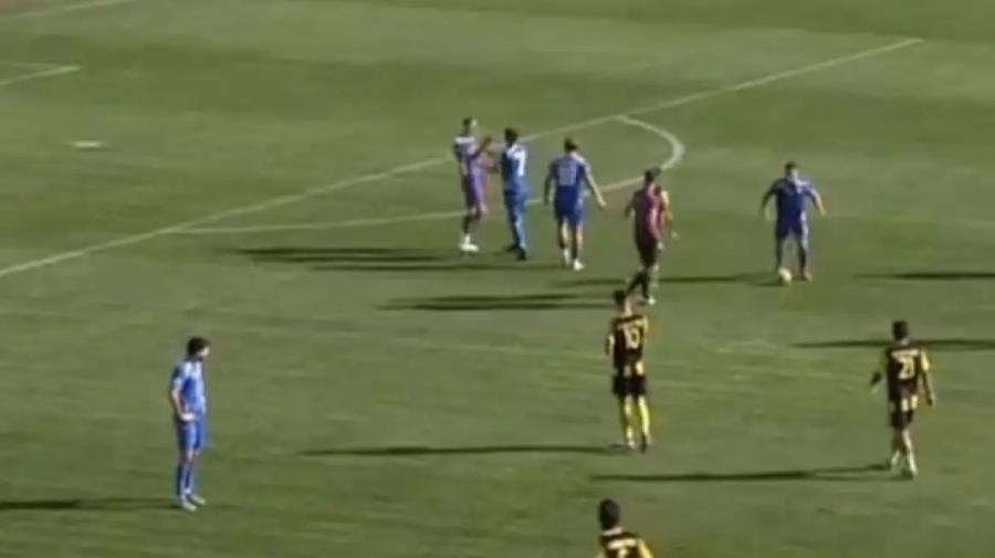 Απίστευτα σκηνικά στη Super League 2-Τραγικά λάθη τερματοφύλακα εκνεύρισαν τους συμπαίκτες του, έγινε αλλαγή από το ’35 Απίστευτα σκηνικά στη Super League 2-Τραγικά λάθη τερματοφύλακα εκνεύρισαν τους συμπαίκτες του, έγινε αλλαγή από το ’35