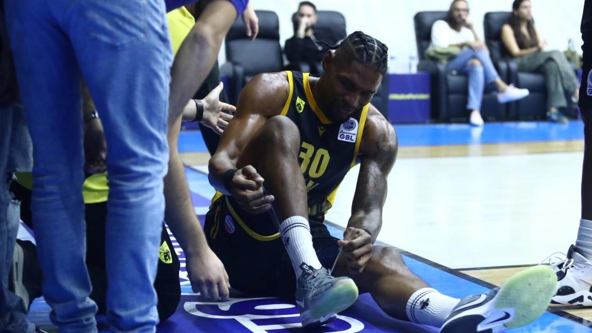 Αγχώθηκαν στην ΑΕΚ με Σίλβα, γύρισε το πόδι του αλλά επέστρεψε στο παρκέ Αγχώθηκαν στην ΑΕΚ με Σίλβα, γύρισε το πόδι του αλλά επέστρεψε στο παρκέ