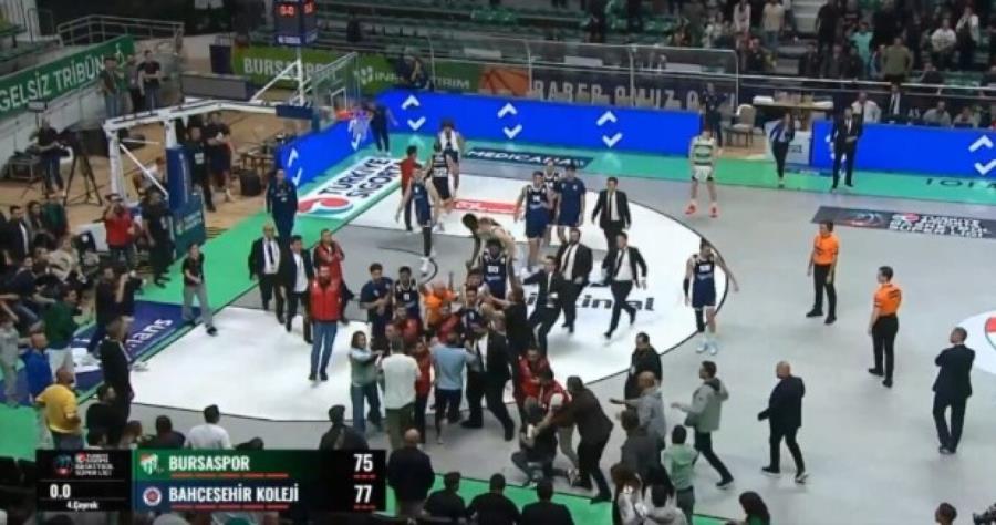 Χαμός σε αγώνα μπάσκετ στην Τουρκία-Οπαδοί της Μπούρσασπορ μπήκαν στο παρκέ για να κυνηγήσουν παίκτη της Μπαχτσεσεχίρ