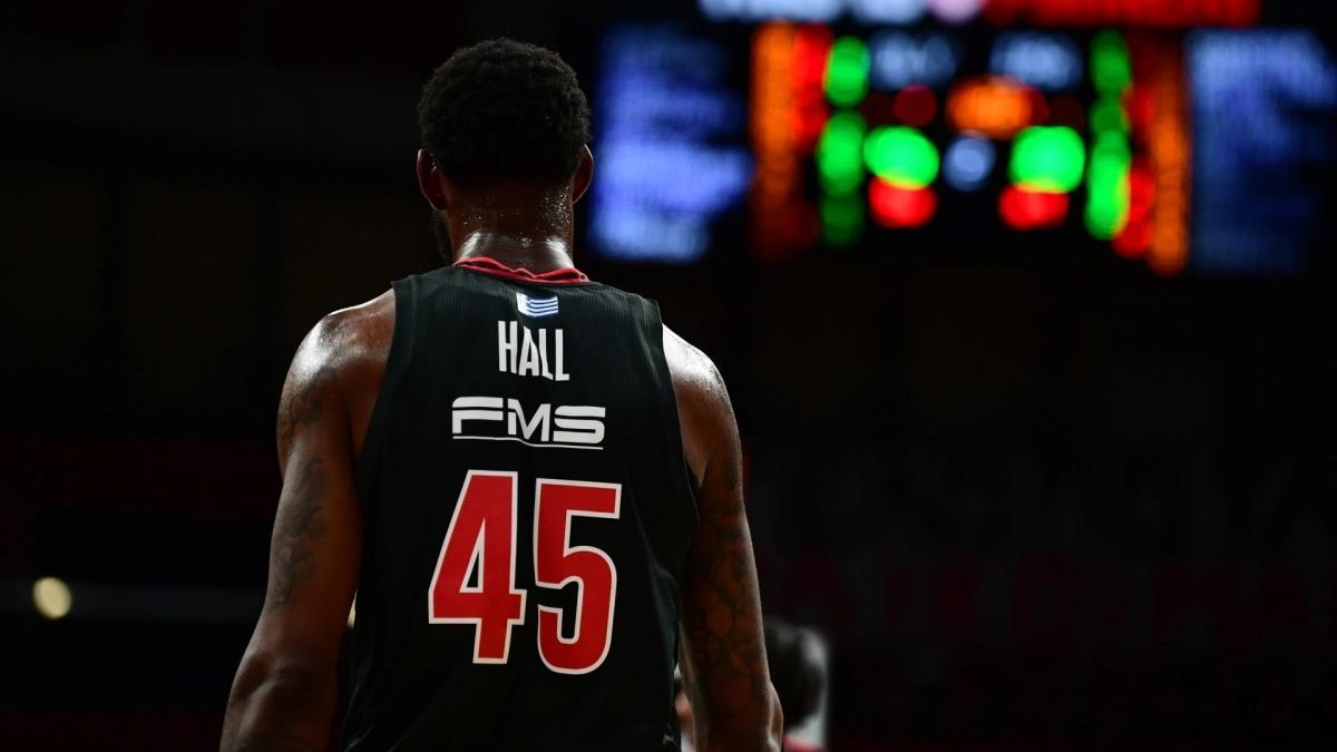 Ασταμάτητος και… άχαστος στο ημίχρονο ο Χολ