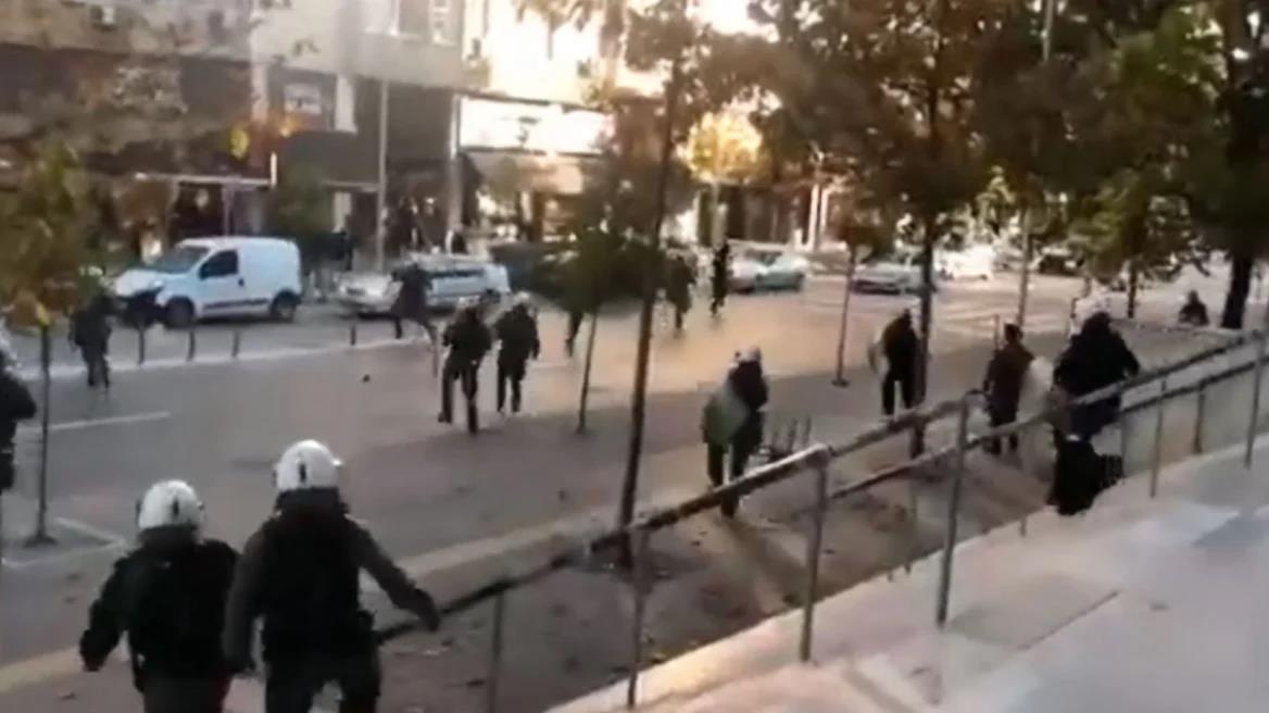 Επεισόδια έξω από τα δικαστήρια Θεσσαλονίκης λίγο πριν τη δίκη για τη δολοφονία Καμπανού-Δύο συλλήψεις
