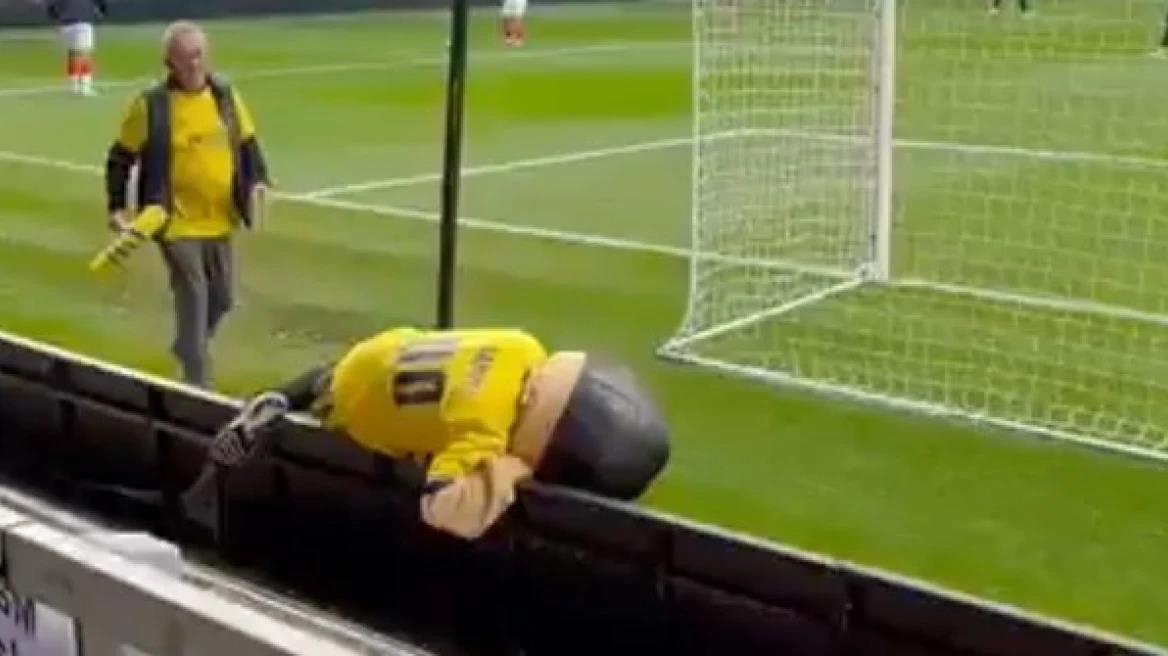 Μασκότ ποδοσφαιρικής ομάδας στην Αγγλία παραπατούσε σαν μεθυσμένη και οδηγήθηκε εκτός γηπέδου