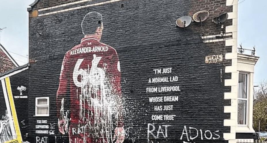 Βανδάλισαν το γκράφιτι του Αλεξάντερ-Άρνολντ στο Λίβερπουλ την ημέρα της επιστροφής του