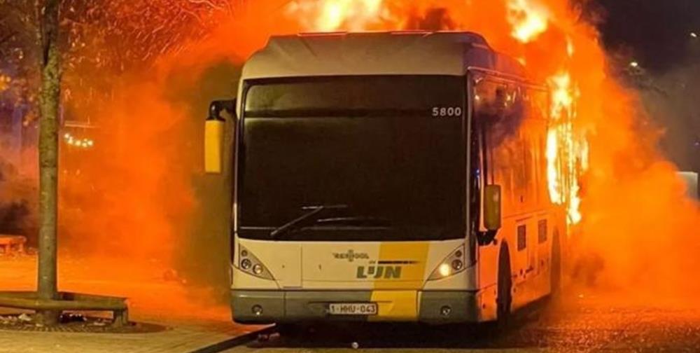 Φωτιά σε λεωφορείο με οπαδούς της Μπαρτσελόνα στην Μπριζ από πυρσούς