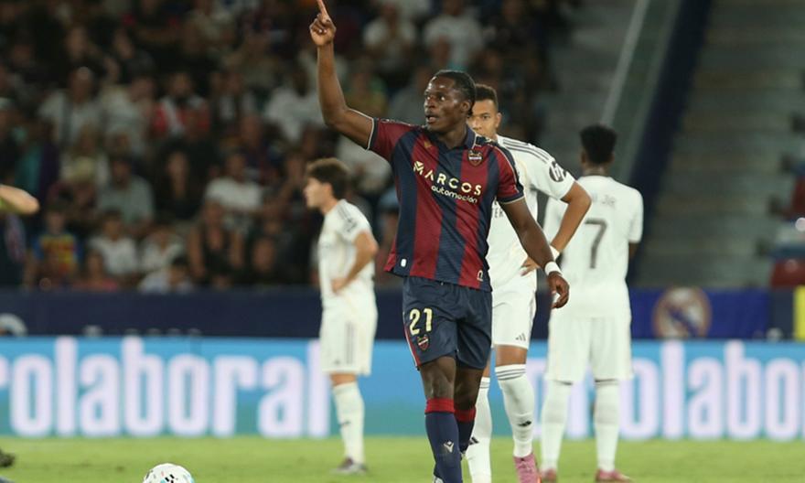 Στο στόχαστρο των Μπαρτσελόνα, Ρεάλ Μαδρίτης και Γιουνάιτεντ το αστέρι της Λεβάντε