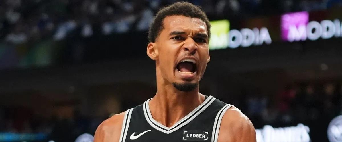 Οι Σπερς πήραν τη μάχη με τους Ρόκετς, έλαμψε η τριάδα Γουεμπανιαμά-Μπαρνς-Σαμπέιν