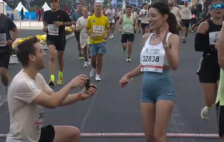 Δρομέας έκανε πρόταση γάμου στη σύντροφό του στο Μαραθώνιο Αθηνών