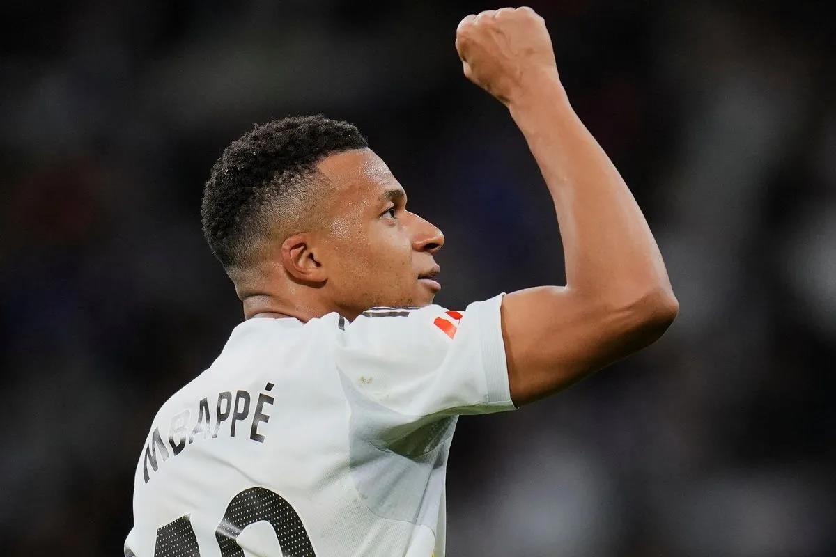 Ο Εμπαπέ αποθέωσε τον Ουπαμεκανό και έστρωσε κόκκινο χαλί για να τον υποδεχτεί στη Ρεάλ