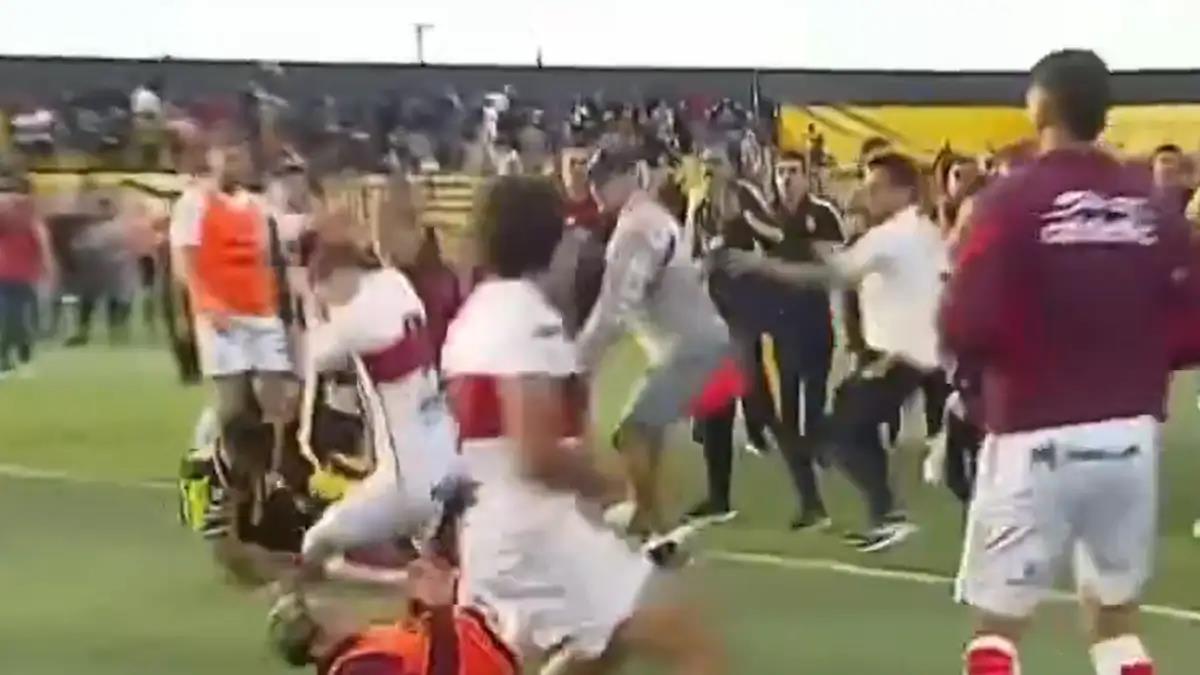 Απίστευτο ξύλο και μάχες σώμα με σώμα μεταξύ ποδοσφαιριστών σε αγώνα στην Αργεντινή