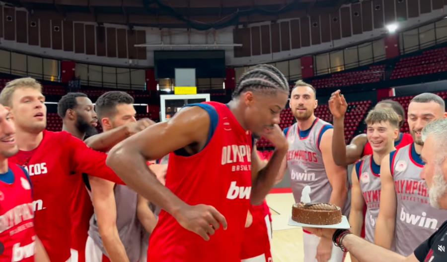 Γενέθλια με τούρτα και… φατούρο στο ΣΕΦ για τον Κώστα Αντετοκούνμπο