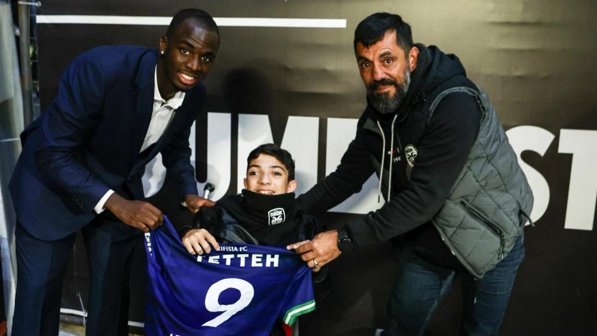 Εκπλήρωσε το λόγο του ο Τεττέη και χάρισε φανέλα της Κηφισιάς στον μικρό Γιαννάκη