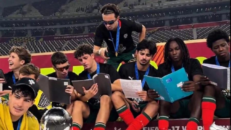 Η Κ17 της Πορτογαλίας κατέκτησε το Μουντιάλ και στο βάθρο έβγαλε τα… βιβλία του σχολείου