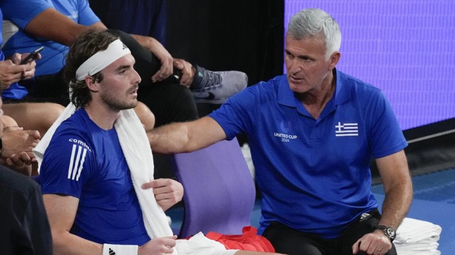 Ο πατέρας Τσιτσιπάς υποστήριξε ότι εκείνος οδηγούσε με 213 χλμ. την Lotus-Αρνητική η στάση της Τροχαίας