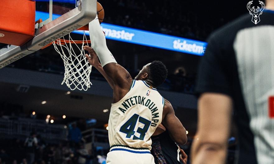 Ο Θανάσης Αντετοκούνμπο κάρφωσε και τρέλανε τον Γιάννη και τον πάγκο των Μπακς