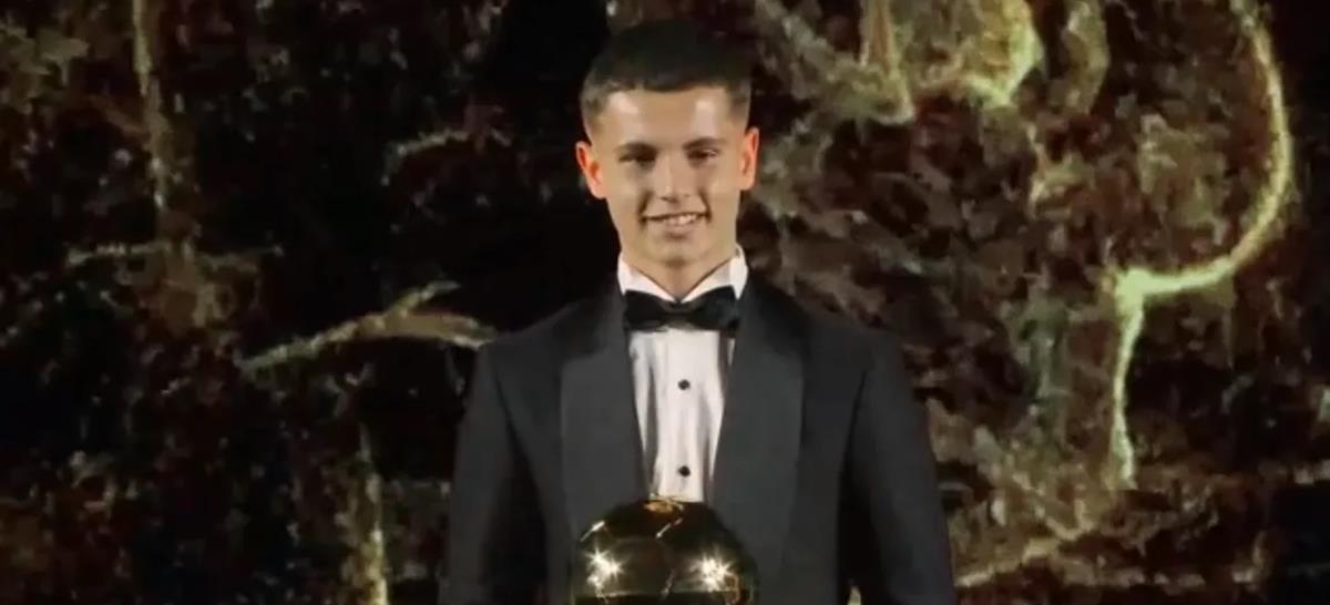 Μουζακίτης μετά τη βράβευση του Golden Boy Web 2025-«Δεν ξέρω ποιο είναι το ταβάνι μου, θα κοιμάμαι με το βραβείο»