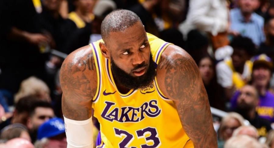 Τέλος μετά από 1297 ματς στο απίθανο σερί των 10+ πόντων του Λεμπρόν Τζέιμς, το θυσίασε για τη νίκη των Λέικερς