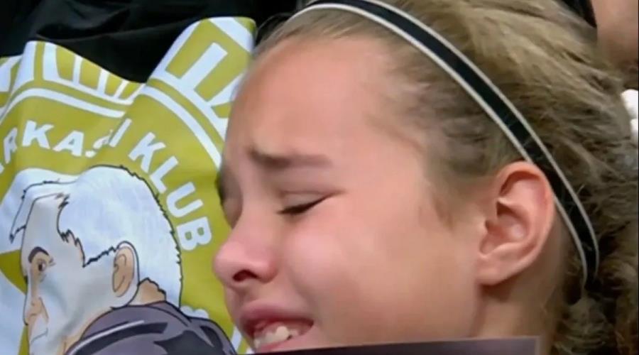 Νεαρή φίλη της Παρτίζαν ξέσπασε σε κλάματα κρατώντας μια αφίσα του Ομπράντοβιτς