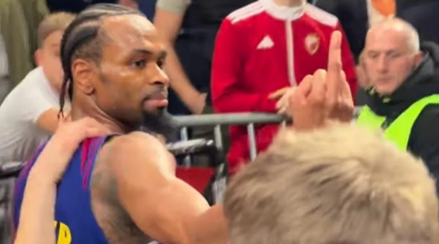 Ο Πάντερ απάντησε με άσεμνη χειρονομία σε άκουγε από τους οπαδούς του Ερυθρού Αστέρα